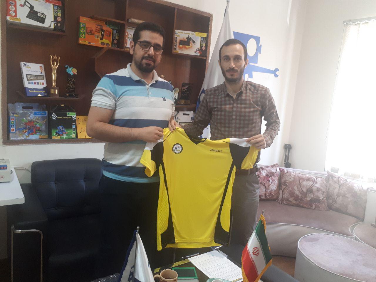 حامد خاکپور امروز در دفتر مرکزی روبوفا قرارداد خود را امضا و رسما بازیکن تیم فوتسال روبوفا شد